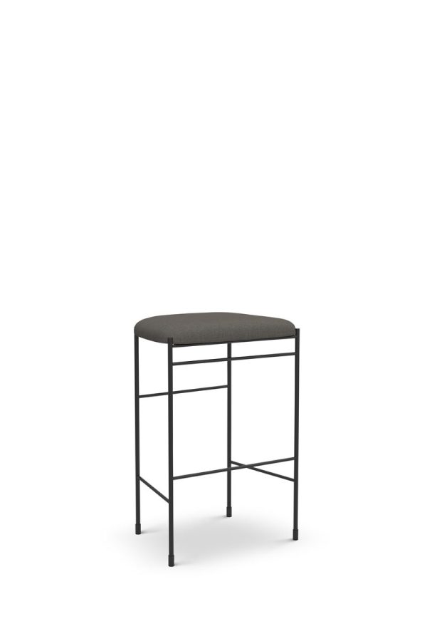 ET NYT VÆRK - Covent Barstol med en minimalistisk sort metalramme og et rektangulært gråt polstret sæde mod en almindelig hvid baggrund.