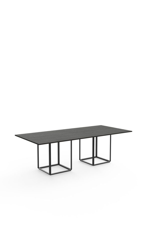 To moderne, minimalistisk design rektangulære borde med mørke bordplader og sorte metalben, isoleret på en hvid baggrund.