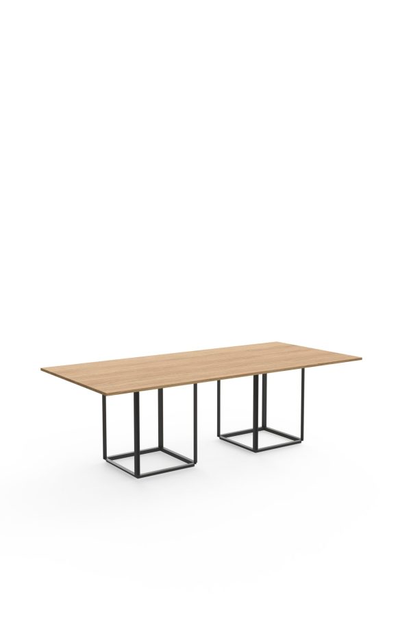 To moderne, minimalistiske borde med lyse træbordplader og sorte metalstel, fremvist under TomorrowsDesign-mærket på en almindelig hvid baggrund.