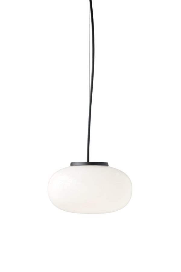 ET NYT VÆRKER - Karl-Johan Pendel Ø23 med en hvid, oval glasskærm hængende i et sort kabel mod en hvid baggrund.