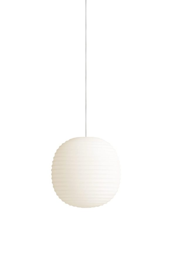 En enkel hvid pendel med en ribbet tekstur, der hænger fra et hvidt loft med et tyndt kabel mod en almindelig hvid baggrund. Dette stykke afspejler sofistikeret interiørdesign.