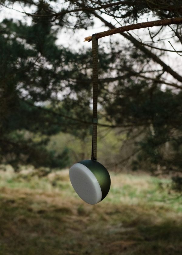 ET NYT VÆRKER - Sphere Adventure Lampe hængende fra en trægren i en skov, med ledningen viklet rundt om grenen og selve lampen slukket. baggrunden har blødt fokus grønt.