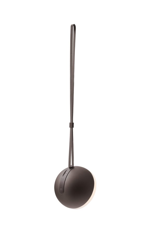 En brun NEW WORKS - Sphere Adventure Lampe med et langt sort håndtag, isoleret mod en hvid baggrund.