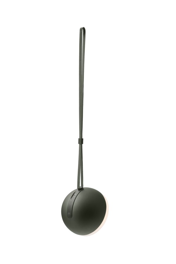 En slank, lodret Sphere Adventure Lampe i en mørk olivenfarve, med en afrundet base med en lysegrå bund. pennen er orienteret oprejst mod en almindelig, lys baggrund.