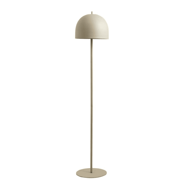 En minimalistisk gulvlampe med en rund, flad base, en slank lodret stang og en glat, kuppelformet skærm, alt sammen udført i en mat beige farve. Dette stykke legemliggør moderne interiørdesign.