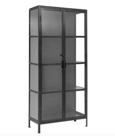 Et højt metal vitrineskab med glaslåger og fire hylder, færdig i mat sort og inkarnerer TomorrowsDesign, stående isoleret mod en hvid baggrund.