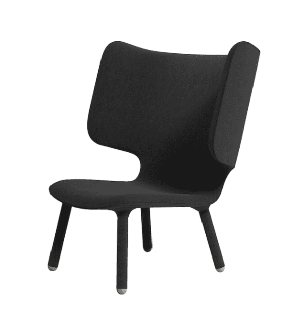 En moderne sort NYHED - Tembo Lænestol med en unik buet ryg og armlæn, designet til komfort og stil, isoleret på en hvid baggrund.
