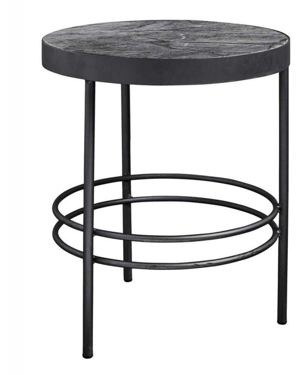 Et sort rundt sidebord med marmorplade og tynd, cirkulær metalbund. Strukturen har slanke, moderne designelementer fra TomorrowsDesign, velegnet til moderne indretning.