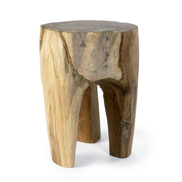 En trætaburet med et naturligt, robust udseende, med et enkelt ben og en tyk, uregelmæssig formet top, designet af TomorrowsDesign, isoleret på en hvid baggrund.