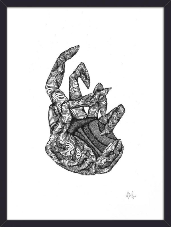 En indviklet sort/hvid illustration af et stiliseret menneskeligt hjerte, afbildet med hvirvlende, båndlignende mønstre og teksturer, indrammet inden for en simpel sort kant. Dette stykke kan tjene som en elegant tilføjelse til indretningstemaer.