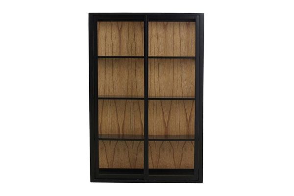 En moderne reol med en sort metalramme med glaslåger, omsluttende træhylder, mod en almindelig hvid baggrund. Dette stykke er perfekt til moderne interiørdesign.