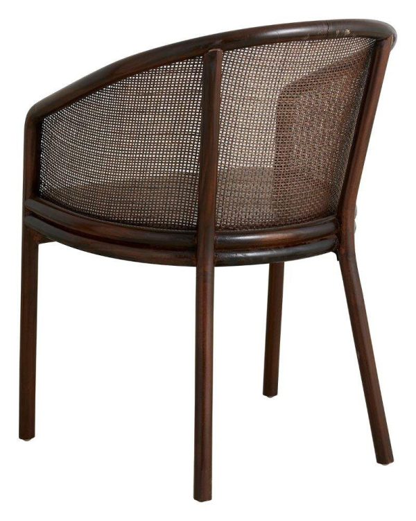 En trælænestol med afrundet ryg og sæde lavet af tætvævet mesh-materiale set fra siden mod en hvid baggrund, der udstråler et elegant design.