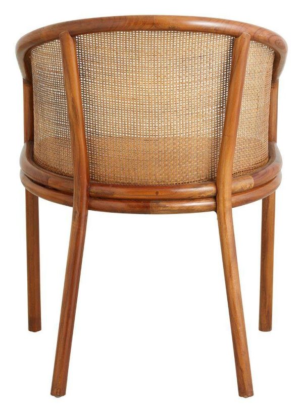 En vintage træstol med buet ryglæn og vævet rattansæde, isoleret på en hvid baggrund. Stolens ben er let spredte for stabilitet, hvilket indbefatter essensen af TomorrowsDesign.