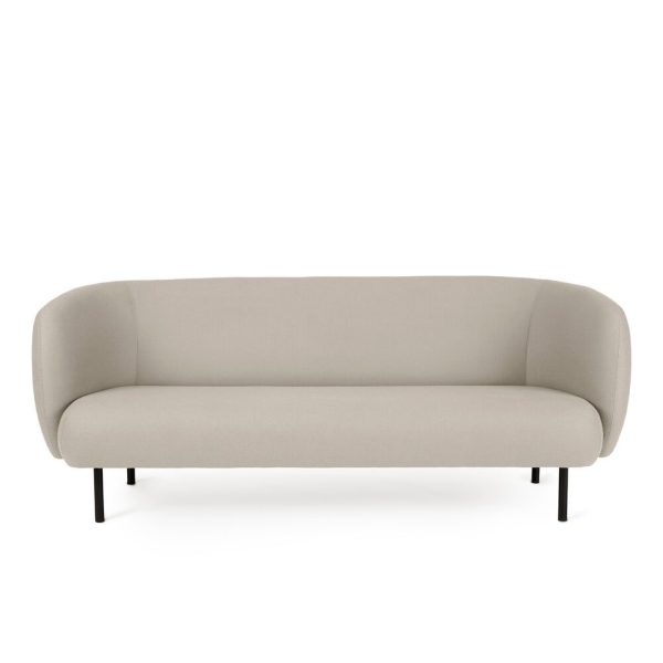 En moderne beige sofa med en glat, buet ryg og elegante, sorte tynde ben, isoleret på en hvid baggrund. Dette stykke eksemplificerer moderne møbler design.