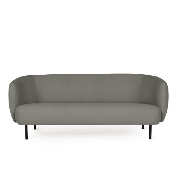 En moderne grå sofa med et buet ryglæn og fire slanke sorte ben, isoleret på en almindelig hvid baggrund, perfekt til TomorrowsDesign-interiør.