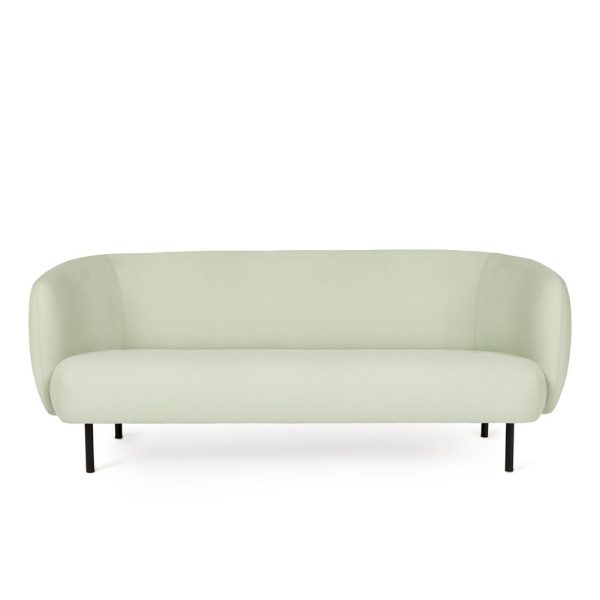 En moderne lysegrøn sofa med glat, buet TomorrowsDesign og sorte ben, isoleret på en hvid baggrund.