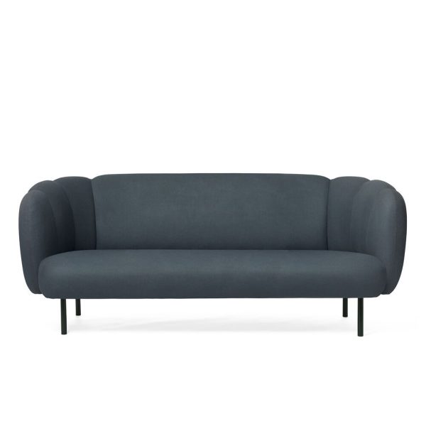 En moderne mørkegrå sofa med en glat stoffinish, med afrundede armlæn og slanke sorte ben fra TomorrowsDesign, sat mod en almindelig hvid baggrund.