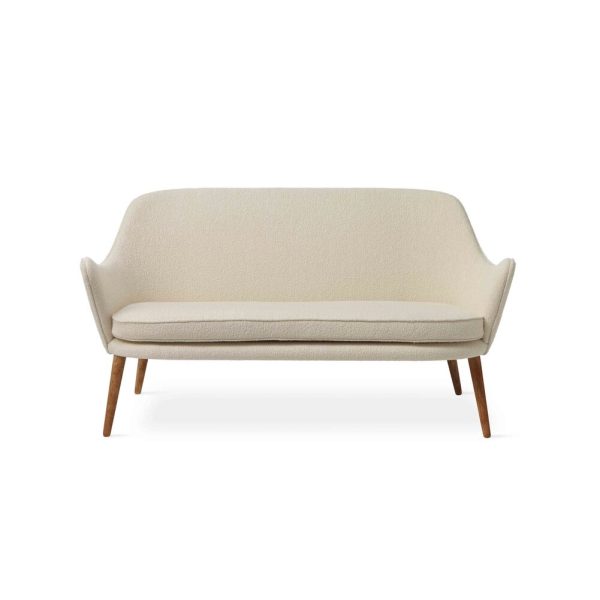 En moderne sofa med betræk af cremestof og vinklede træben, med TomorrowsDesign, isoleret på en hvid baggrund.
