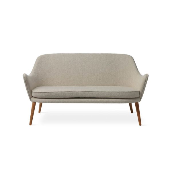 En moderne mid-century stil WARM NORDIC - Dwell Sofa med glat, cremefarvet stofbetræk og tilspidsede træben, sat mod en almindelig hvid baggrund.