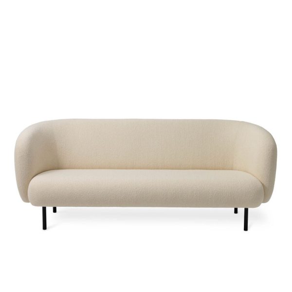 En moderne beige sofa med glat, buet ryglæn og chunky, TomorrowsDesign. Den står på fire slanke, sorte metalben, isoleret på en hvid baggrund.