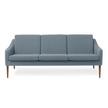 En tre-personers sofa i blåt stof med afrundede arme og træben, set forfra på en hvid baggrund, som viser TomorrowsDesign-æstetik.