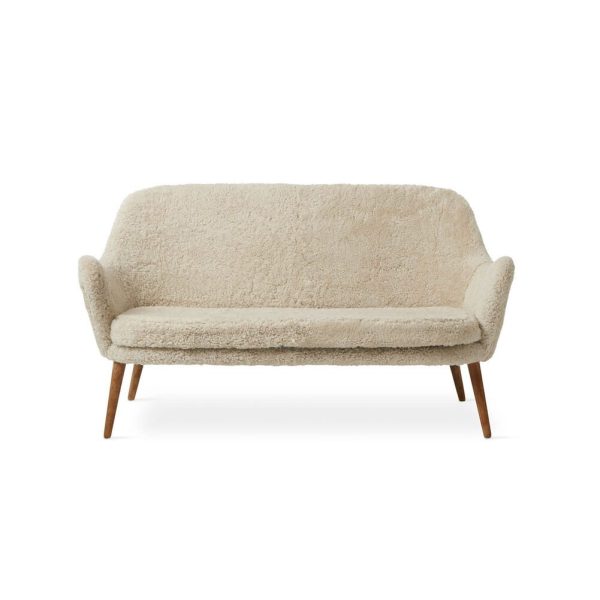 En moderne beige sofa med blødt tekstureret polstring og træben, designet til moderne interiør, isoleret på en hvid baggrund.