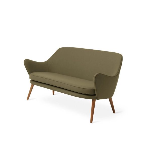 En moderne WARM NORDIC - Dwell Sofa i olivengrøn med et glat, buet ryglæn og et enkelt pudesæde, understøttet af fire vinklede træben, isoleret på en hvid baggrund.
