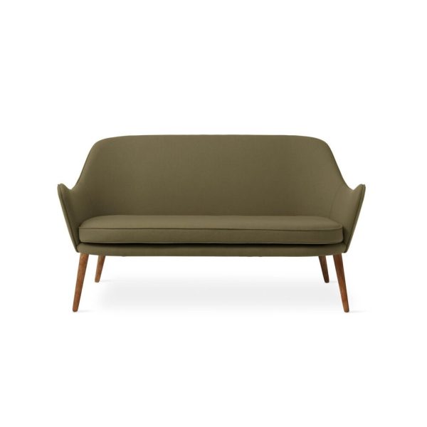En moderne WARM NORDIC - Dwell Sofa i olivengrøn med et strømlinet design og træben, sat mod en almindelig hvid baggrund.