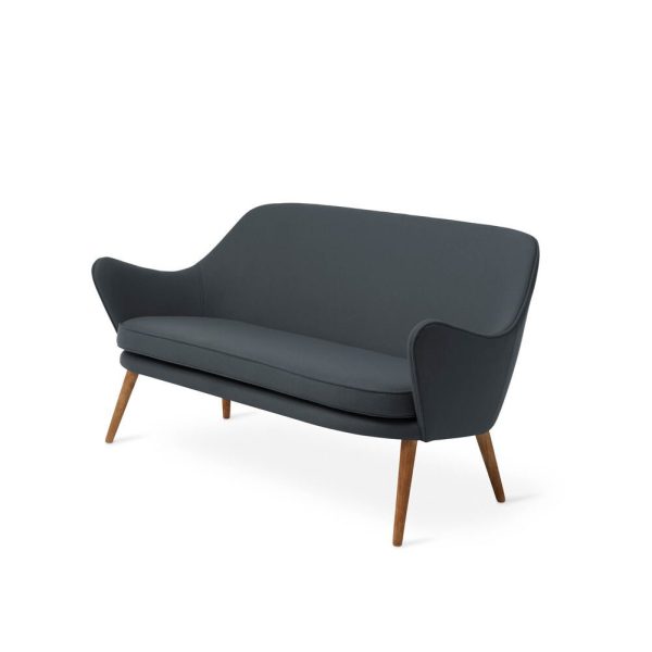 En moderne WARM NORDIC - Dwell Sofa med buet ryglæn og slanke træben, sat mod en almindelig hvid baggrund.