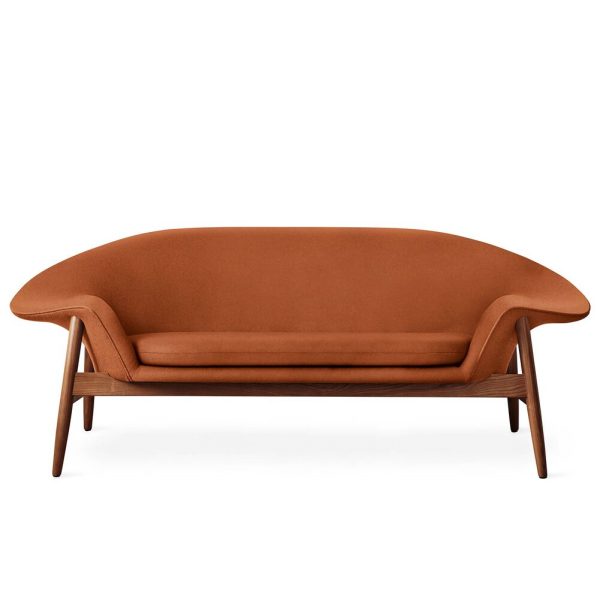 En moderne WARM NORDIC - Fried Egg Sofa med et glat buet design og træben placeret mod en hvid baggrund.