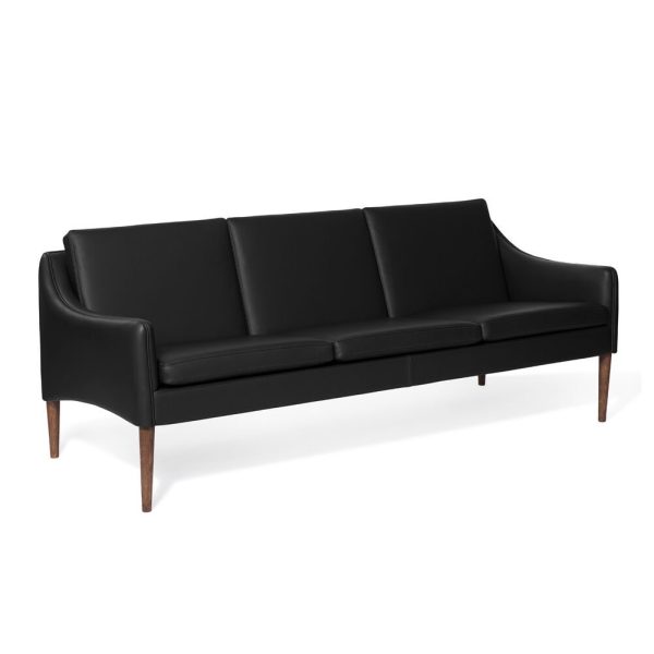 En lækker sort lædersofa med tre sædehynder, buede armlæn og fire træben fra TomorrowsDesign, isoleret på en hvid baggrund.