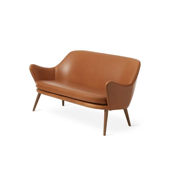 En moderne lædersofa med et glat, buet design og en solbrun farve. Den har en lav ryg og skrå arme, understøttet af fire vinklede træben. Sofaen er isoleret på en hvid baggrund. Det er et ideelt stykke for enhver designmøbler entusiast.