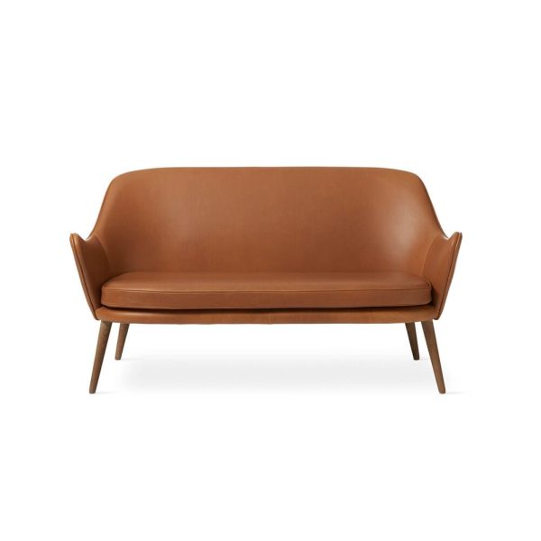 En moderne sofa i midten af århundredet med en slank træramme og glat, kamelfarvet læderindtræk, sat mod en almindelig hvid baggrund af TomorrowsDesign.
