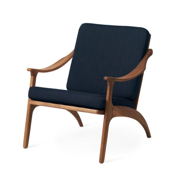 En moderne lænestol med mørkeblåt polstret sæde og ryglæn, med en glat træramme med buede armlæn, isoleret på en hvid baggrund fra WARM NORDIC - Lean Back Loungestol.