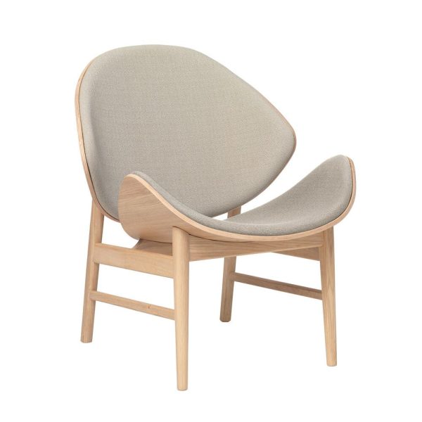 En moderne lænestol med lys træramme og grå polstrede hynder, isoleret på hvid baggrund. Designet har et glat, buet ryglæn og et behageligt sæde fra TomorrowsDesign.