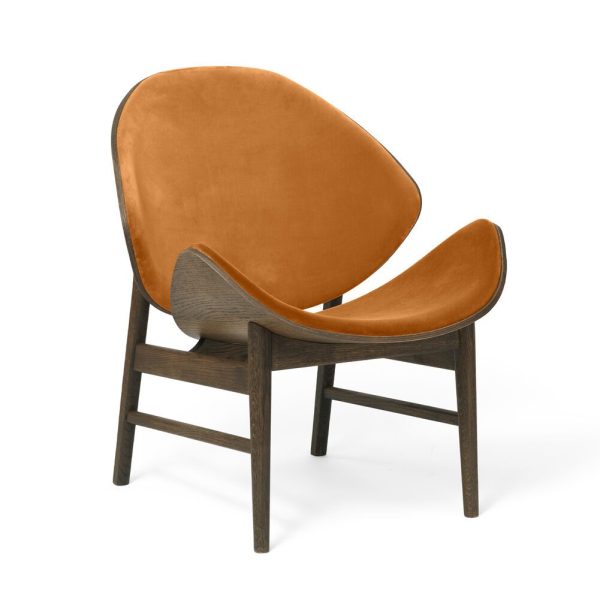 En moderne stol med et mørkt træstel og orange polstring, med buet ryglæn og et komfortabelt, dybt sæde. the WARM NORDIC - Orange Loungestol er isoleret på en hvid baggrund.