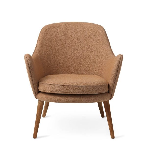 En moderne lænestol med lysebrunt polstring og glat, buet design, sat på vinklede træben. Stolen er placeret mod en hvid baggrund, hvilket eksemplificerer essensen af TomorrowsDesign.