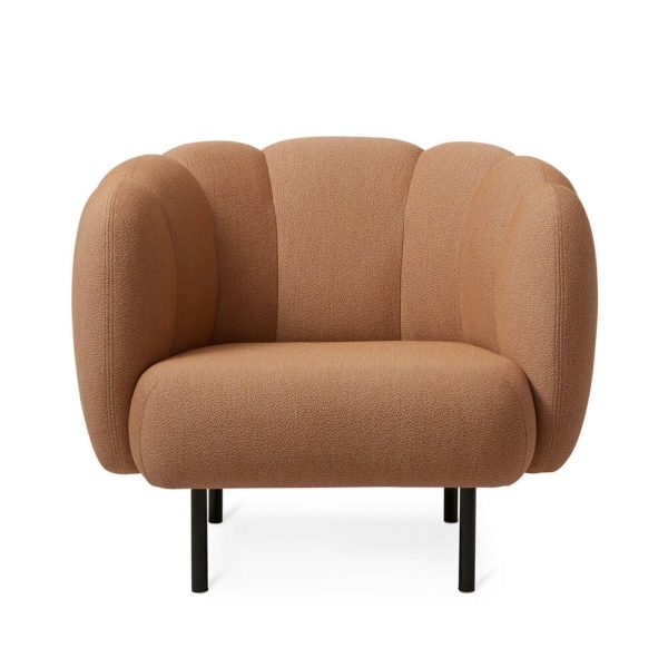 En moderne brun lænestol med buet ryglæn og tykke, cylindriske armlæn, stående på fire sorte, minimalistiske ben. Stolen er betrukket med tekstureret stof, isoleret på en hvid baggrund. Dette stykke eksemplificerer moderne designmøbler.
