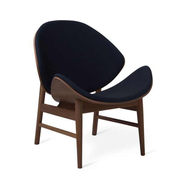 En moderne lænestol med stel af mørk valnød og marineblåt betræk, set fra en sidevinkel mod en hvid baggrund.
Produktnavn: WARM NORDIC - The Orange Loungestol