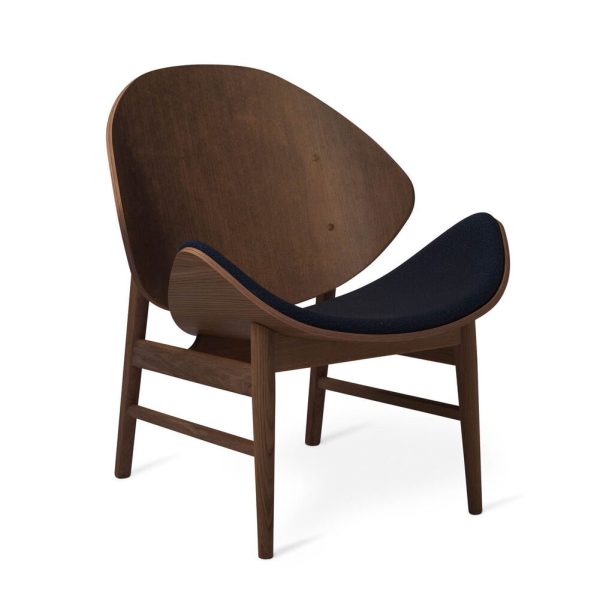 En moderne stol med et stel af mørkt træ og en marineblå hynde. Dens design har et buet ryglæn og et glat, afrundet sæde, placeret mod en almindelig hvid baggrund. Dette stykke legemliggør perfekt TomorrowsDesign-æstetik.