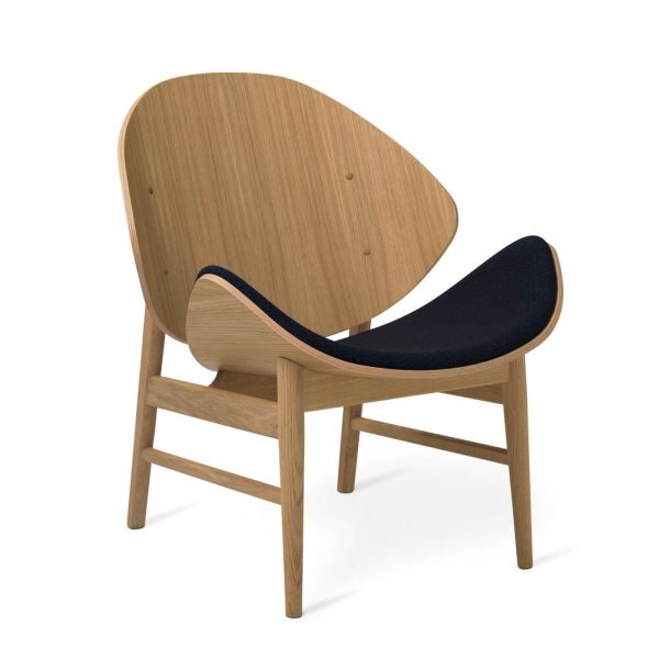 En moderne træstol med buet egetræ ryglæn og sæde, understøttet af et enkelt stel, med en mørkeblå hynde på sædet. The WARM NORDIC - The Orange Loungestol er isoleret på en hvid baggrund.