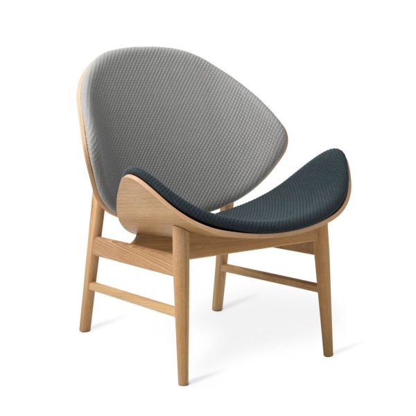 Moderne lænestol med buet træstel og gråt polstret sæde og ryglæn, isoleret på hvid baggrund. - Warm Nordic - The Orange Loungestol