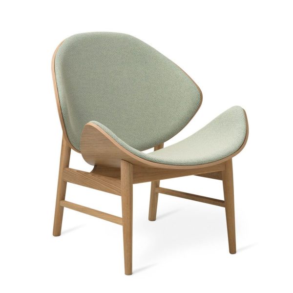 Moderne lysegrøn polstret lænestol med stel af glat egetræ, fremvist på hvid baggrund. Designet har et buet ryglæn og minimalistisk stil, perfekt til dem, der sætter pris på TomorrowsDesign i deres interiør.