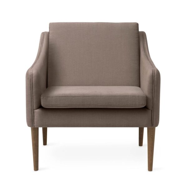 En moderne lænestol med en solid beige polstring og kantede træben, isoleret på en hvid baggrund. The WARM NORDIC - Mr. Olsen Lænestol har et rent, minimalistisk design med et enkelt polstret sæde og armlæn.