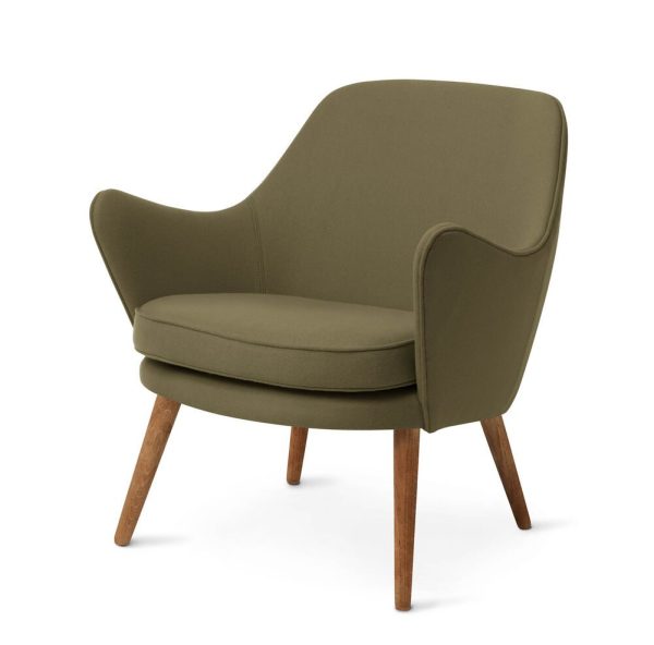 En moderne WARM NORDIC - Dwell Loungestol med træben, med buet ryg og plys sædehynde, isoleret på en hvid baggrund.