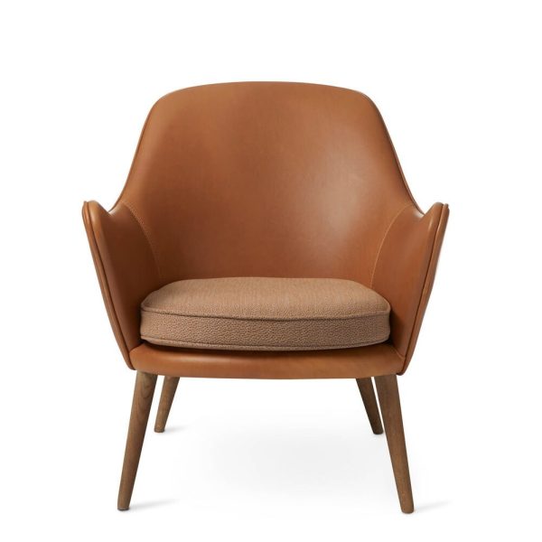 En moderne lænestol med en glat, solbrun læder ryg og sider, med et beige polstret sæde og vinklede træben, designet af TomorrowsDesign, isoleret på en hvid baggrund.