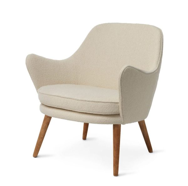 En moderne lænestol med tekstureret cremestof og træben på hvid baggrund. Stolen har en buet ryg og et tykt polstret sæde for komfort, hvilket indbefatter essensen af TomorrowsDesign i alle detaljer.