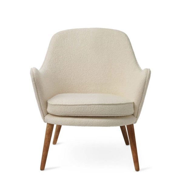 En moderne beige lænestol med blødt stofbetræk og vinklede træben, isoleret på en hvid baggrund, eksemplificerer moderne designmøbler.