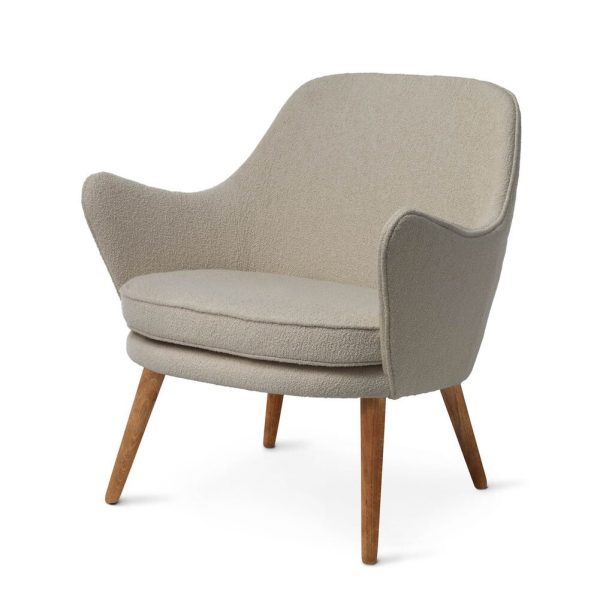 En moderne beige lænestol med buet ryg og sædehynde på korte træben, designet af TomorrowsDesign, isoleret på hvid baggrund.