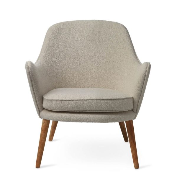 En moderne lænestol i beige stof med et polstret sæde og træben, isoleret på en hvid baggrund, er indbegrebet af TomorrowsDesign.
